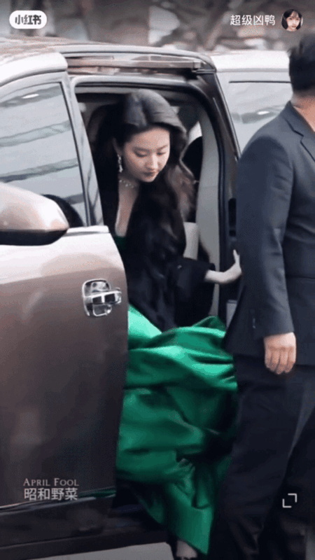 6 minh tinh bước xuống xe cũng đẹp: Lưu Diệc Phi, Triệu Lộ Tư có bằng 2 cô gái đến từ "thánh địa mỹ nhân"? 1 6 minh tinh bước xuống xe cũng đẹp: Lưu Diệc Phi, Triệu Lộ Tư có bằng 2 cô gái đến từ "thánh địa mỹ nhân"?