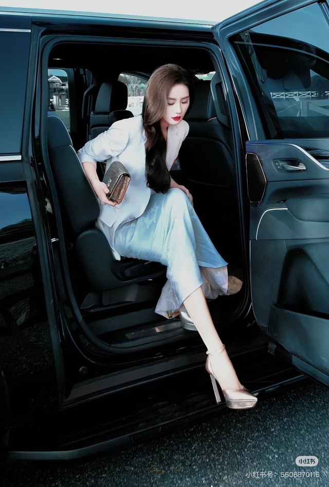 6 minh tinh bước xuống xe cũng đẹp: Lưu Diệc Phi, Triệu Lộ Tư có bằng 2 cô gái đến từ "thánh địa mỹ nhân"?- Ảnh 5. 6 minh tinh bước xuống xe cũng đẹp: Lưu Diệc Phi, Triệu Lộ Tư có bằng 2 cô gái đến từ "thánh địa mỹ nhân"?- Ảnh 5.