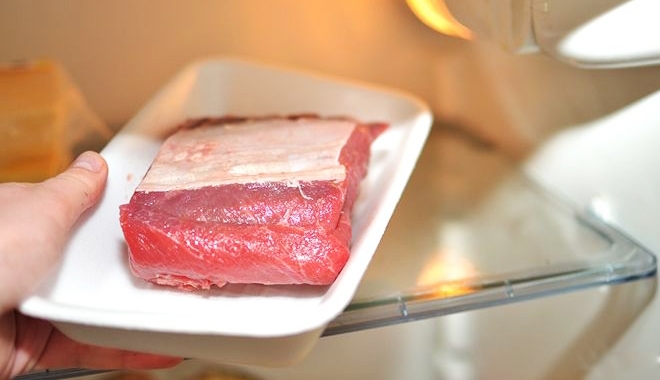 Đầu mọc hai thứ tóc rồi mới biết rã đông thịt bằng nước nóng là SAI, "dẫn lối" độc tố vi khuẩn vào miệng!- Ảnh 3. Đầu mọc hai thứ tóc rồi mới biết rã đông thịt bằng nước nóng là SAI, "dẫn lối" độc tố vi khuẩn vào miệng!- Ảnh 3.