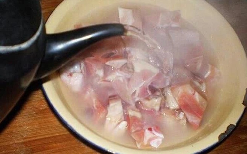 Đầu mọc hai thứ tóc rồi mới biết rã đông thịt bằng nước nóng là SAI, "dẫn lối" độc tố vi khuẩn vào miệng! 1 Đầu mọc hai thứ tóc rồi mới biết rã đông thịt bằng nước nóng là SAI, "dẫn lối" độc tố vi khuẩn vào miệng! dau moc hai thu toc roi moi biet ra dong thit bang nuoc nong la sai dan loi doc to vi khuan vao mieng