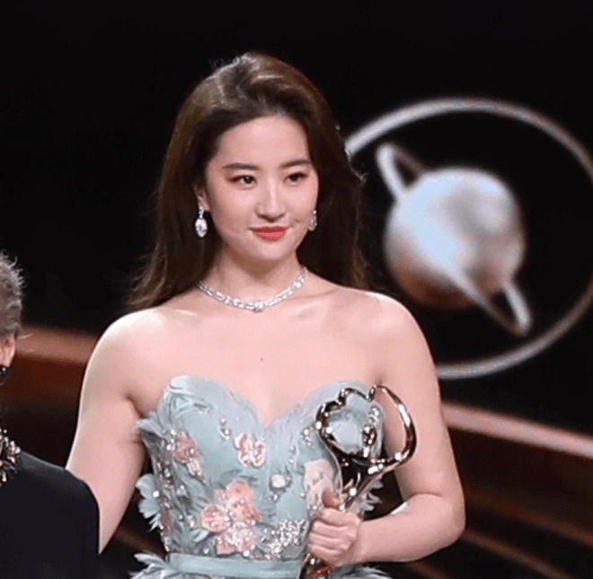 "Thần tiên tỷ tỷ" Lưu Diệc Phi hay bị soi đủ thứ, riêng có điểm này lại không chê vào đâu được 1 "Thần tiên tỷ tỷ" Lưu Diệc Phi hay bị soi đủ thứ, riêng có điểm này lại không chê vào đâu được than tien ty ty luu diec phi hay bi soi du thu rieng co diem nay lai khong che vao dau duoc