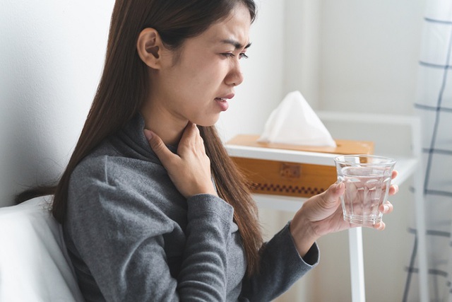 Chẳng may nhiễm biến thể COVID-19 mới, chuyên gia chỉ cách làm giảm các triệu chứng: Ăn gì khi bị đau họng?