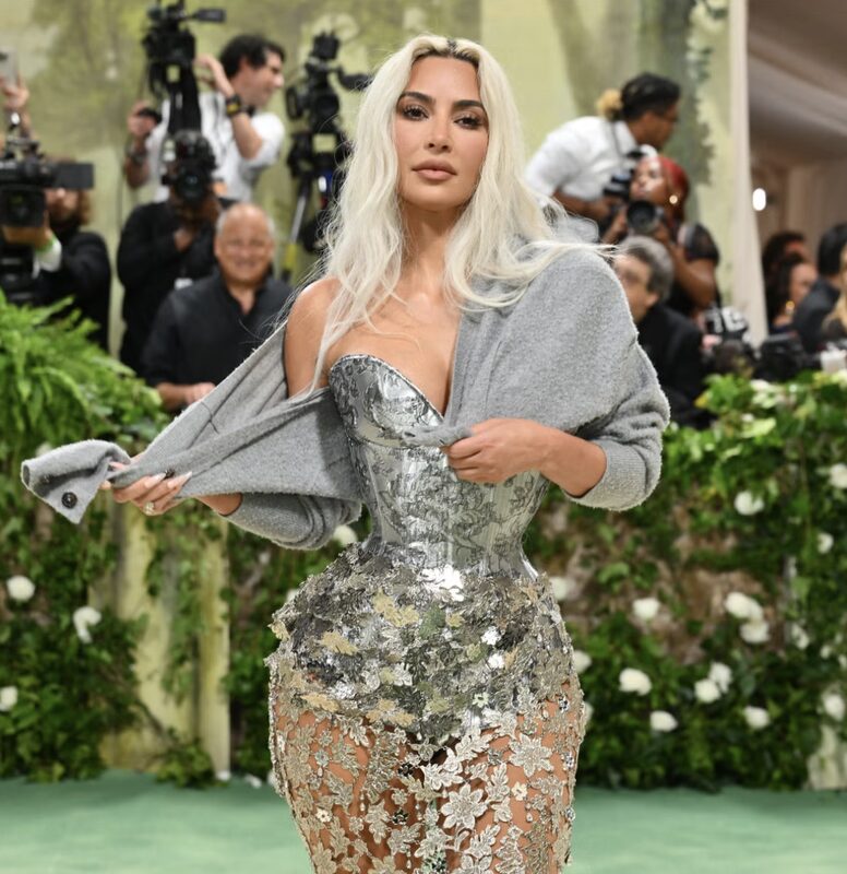 Dấu ấn kinh hoàng Kim Kardashian phải chịu để có vòng eo nhỏ vô thực: "Tôi chưa bao giờ cảm thấy đau đớn đến vậy" dau an kinh hoang kim kardashian phai chiu de co vong eo nho vo thuc toi chua bao gio cam thay dau don den vay 1