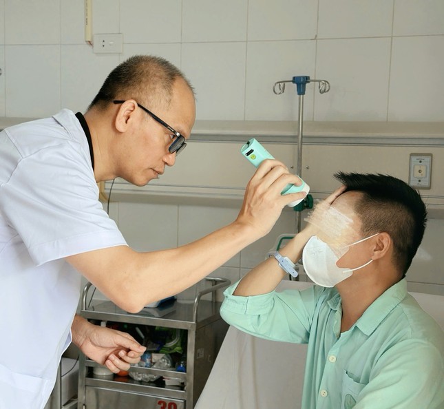 Người đàn ông tiêm filler xóa nhăn mất hoàn toàn thị lực vì tai biến 1 Người đàn ông tiêm filler xóa nhăn mất hoàn toàn thị lực vì tai biến img 3257 1265 4400 1748486310873 17484863110281787838419.jpeg