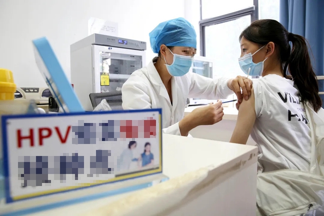 Nữ giới tiêm vắc xin HPV trong độ tuổi nào là tốt nhất? 3 Nữ giới tiêm vắc xin HPV trong độ tuổi nào là tốt nhất? nu gioi tiem vac xin hpv trong do tuoi nao la tot nhat