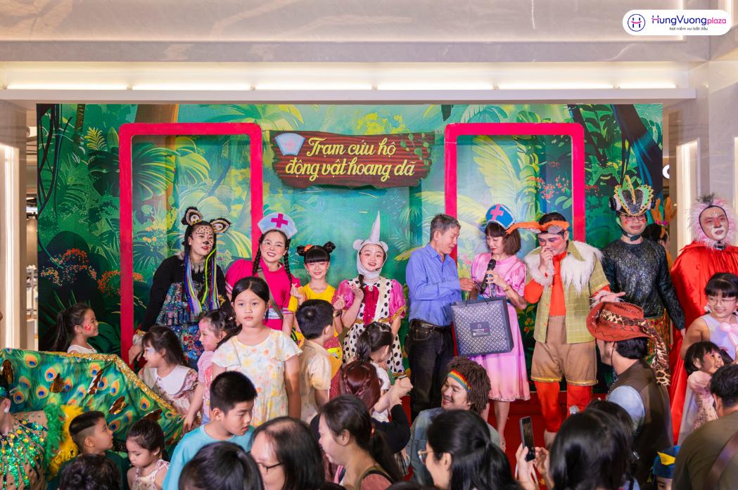 Hàng trăm gia đình đổ về Hùng Vương Plaza dịp Quốc tế Thiếu nhi: Một ngày trọn vẹn với nhiều cảm xúc 1 Hàng trăm gia đình đổ về Hùng Vương Plaza dịp Quốc tế Thiếu nhi: Một ngày trọn vẹn với nhiều cảm xúc
