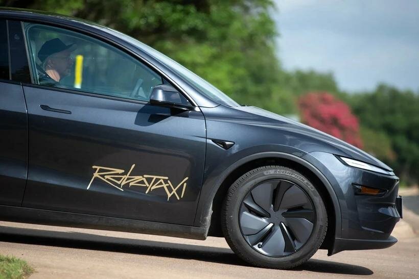Màn ra mắt gập ghềnh của Tesla Robotaxi: đi sai làn, phanh gấp và bị giới chức "sờ gáy" 1 Màn ra mắt gập ghềnh của Tesla Robotaxi: đi sai làn, phanh gấp và bị giới chức "sờ gáy"