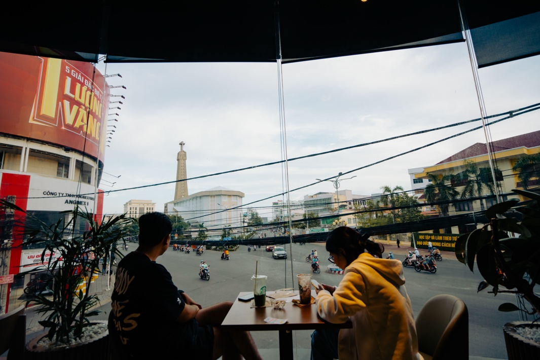 Starbucks Long Xuyên: Không gian hiện đại giữa lòng miền Tây, hút giới trẻ check-in rần rần 1 Starbucks Long Xuyên: Không gian hiện đại giữa lòng miền Tây, hút giới trẻ check-in rần rần