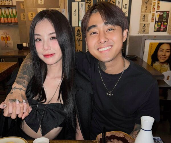 Thiệp cưới của Đạt G - Cindy Lư gây tranh luận, netizen chê màu đen giống 'đám ma', người trong cuộc đáp trả 'cực gắt' 1 Thiệp cưới của Đạt G - Cindy Lư gây tranh luận, netizen chê màu đen giống 'đám ma', người trong cuộc đáp trả 'cực gắt'