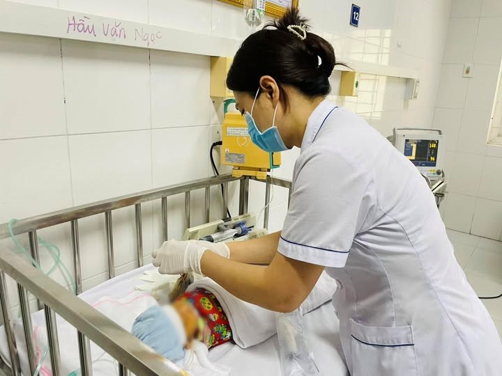 Bé sơ sinh ở Cao Bằng nguy kịch sau ca đẻ rơi: Gia đình tự cắt rốn buộc chỉ thô, dùng dao lam rạch da 'giải bệnh' 3 Bé sơ sinh ở Cao Bằng nguy kịch sau ca đẻ rơi: Gia đình tự cắt rốn buộc chỉ thô, dùng dao lam rạch da 'giải bệnh'