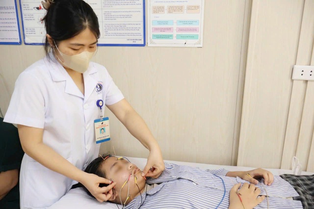 Bệnh nhi 14 tuổi bị méo miệng, lệch nhân trung do thói quen nhiều người Việt mắc phải vào mùa nắng nóng