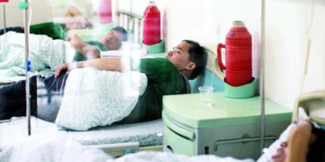 Cả nhà 3 người cùng nhập viện cấp cứu vì ngộ độc sau khi ăn trứng rán