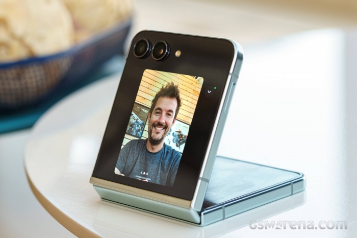 Galaxy Z Flip5 vẫn còn hàng mới fullbox, giá chỉ 14,5 triệu nhưng AI xịn vượt mặt cả iPhone 16