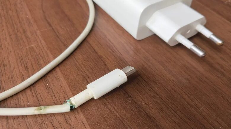 Nghèo đến mấy cũng nên mua mới, đừng tự sửa phụ kiện smartphone và laptop này 3 Nghèo đến mấy cũng nên mua mới, đừng tự sửa phụ kiện smartphone và laptop này