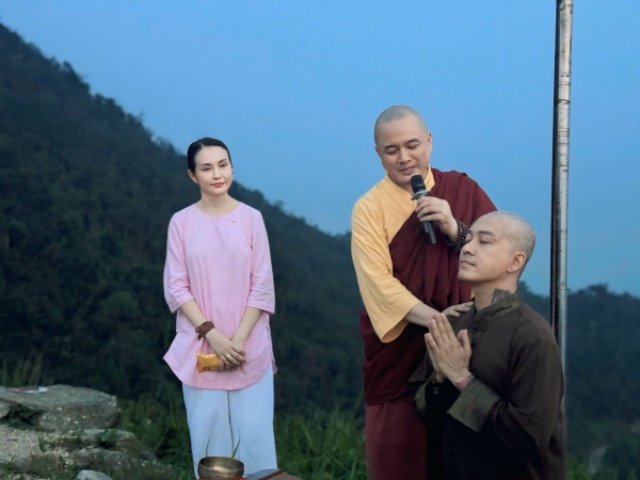 Tuấn Hưng bất ngờ xuống tóc quy y ở tuổi 47: Lý do phía sau khiến nhiều người nghẹn lòng! 9 Tuấn Hưng bất ngờ xuống tóc quy y ở tuổi 47: Lý do phía sau khiến nhiều người nghẹn lòng!