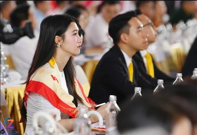 Camera ghi lại hình ảnh mới nhất của Phương Nhi bên cạnh chồng thiếu gia sau thời gian dài ‘ở ẩn’ 1 Camera ghi lại hình ảnh mới nhất của Phương Nhi bên cạnh chồng thiếu gia sau thời gian dài ‘ở ẩn’