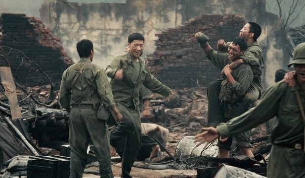 Cơn sốt 'Mưa đỏ' đạt kỷ lục phòng vé: Nhà sản xuất tiết lộ về kinh phí và những điều còn tiếc nuối