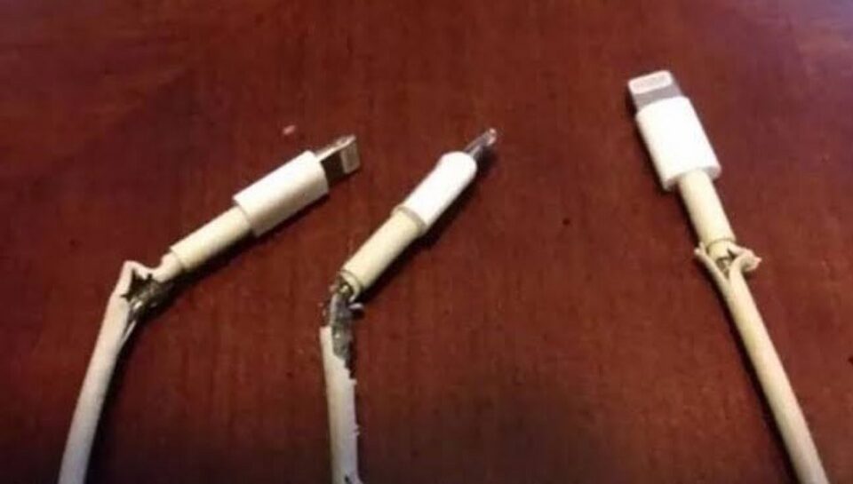 Tại sao cáp sạc Apple hay bị "toang" thế này? 1 Tại sao cáp sạc Apple hay bị "toang" thế này?