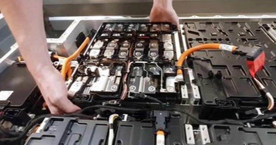 Thay pin xe điện: Vì sao chi phí có thể cao gấp đôi giá trị xe cũ? 1 Thay pin xe điện: Vì sao chi phí có thể cao gấp đôi giá trị xe cũ?